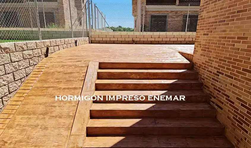 Escalera hormigón impreso vertical Velilla de San Antonio