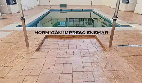 Obra hormigón impreso alrededor de la piscina