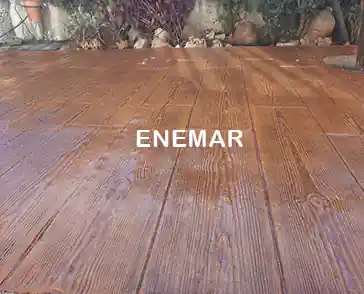 Patio con moldes imitación la madera